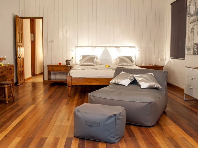 BEACH-FRONT-FAMILY-SUIT