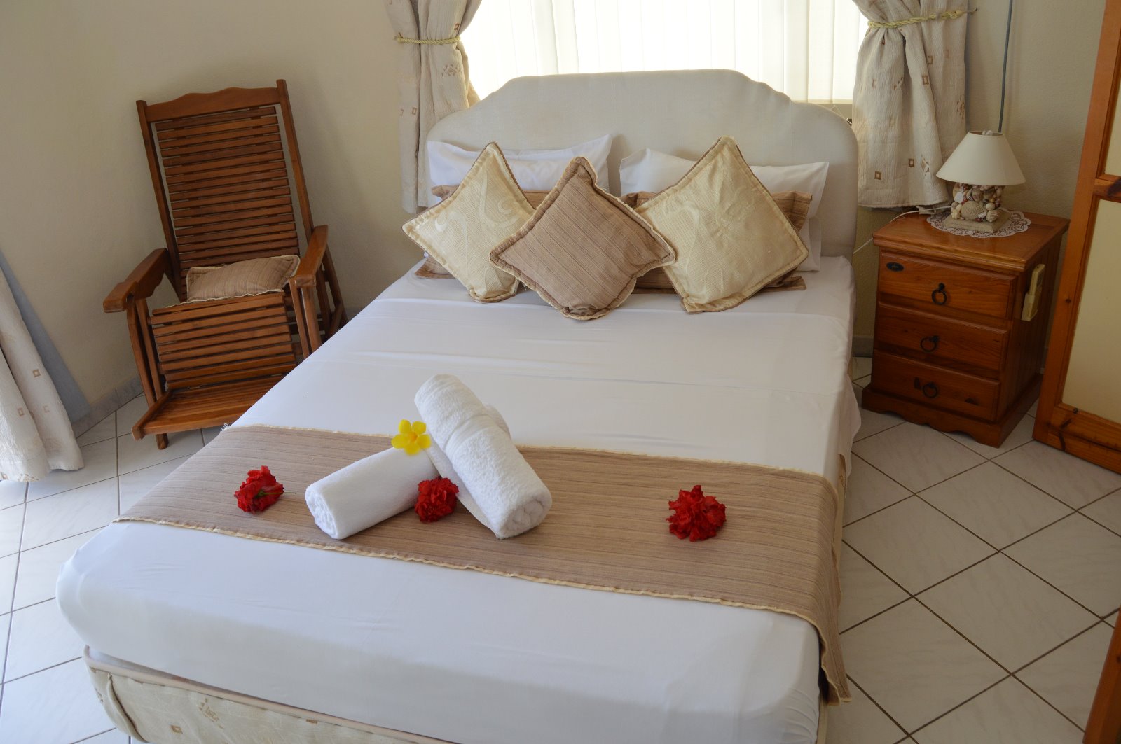 CARANA-HILL-TOP-CHAMBRE-2