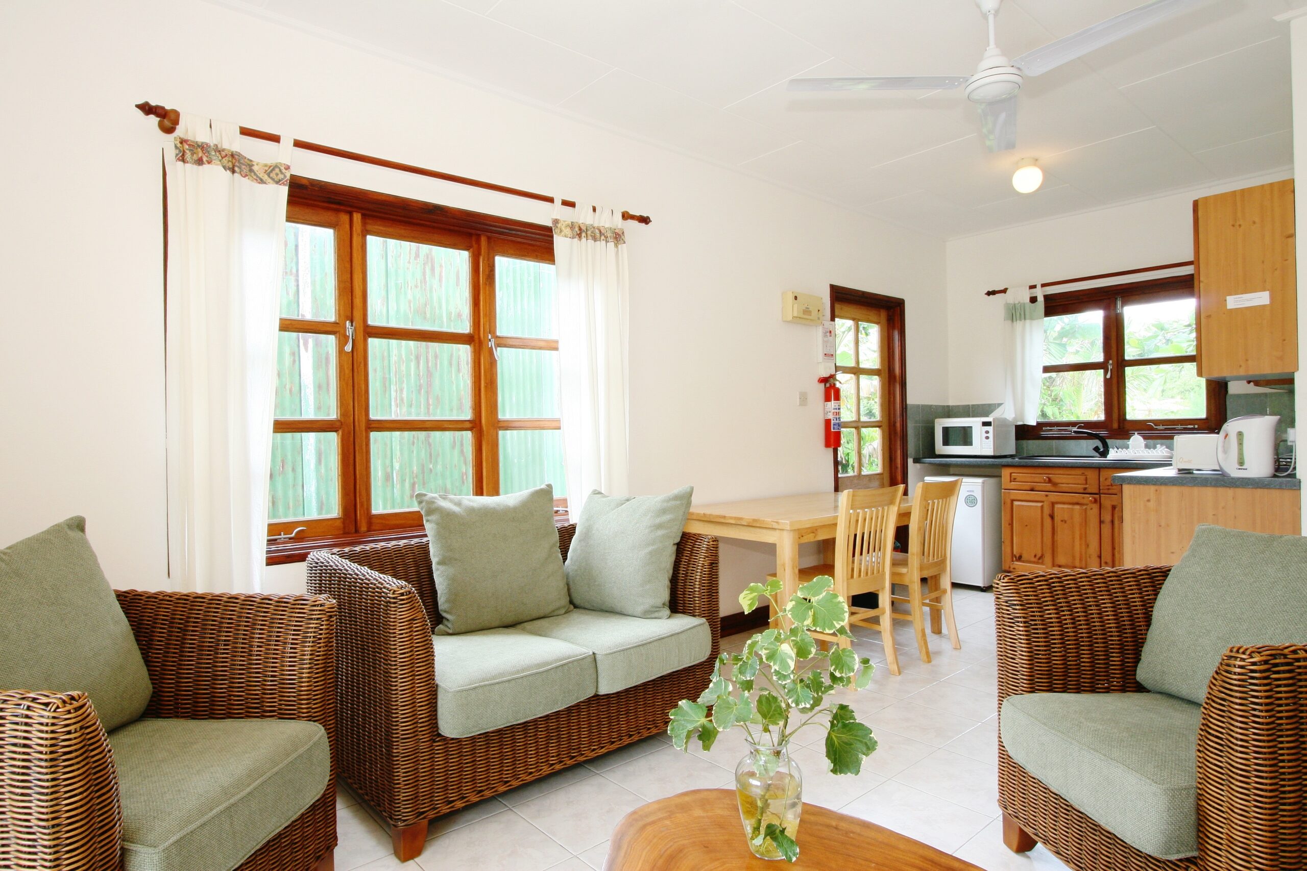 FLEUR-DE-LYS-SALON-2