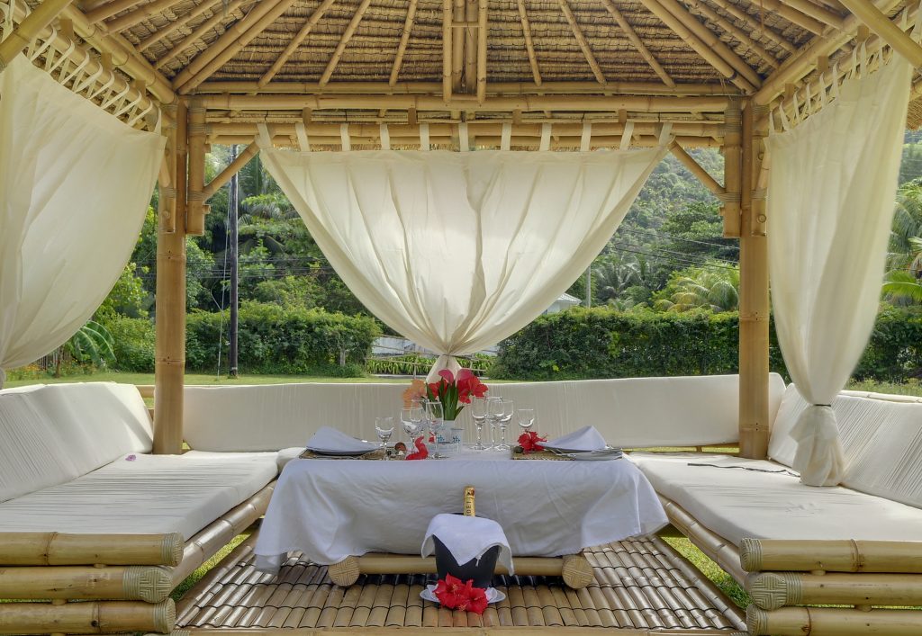 LE-RELAX-BEACH-RESORT-TABLE-1024x707