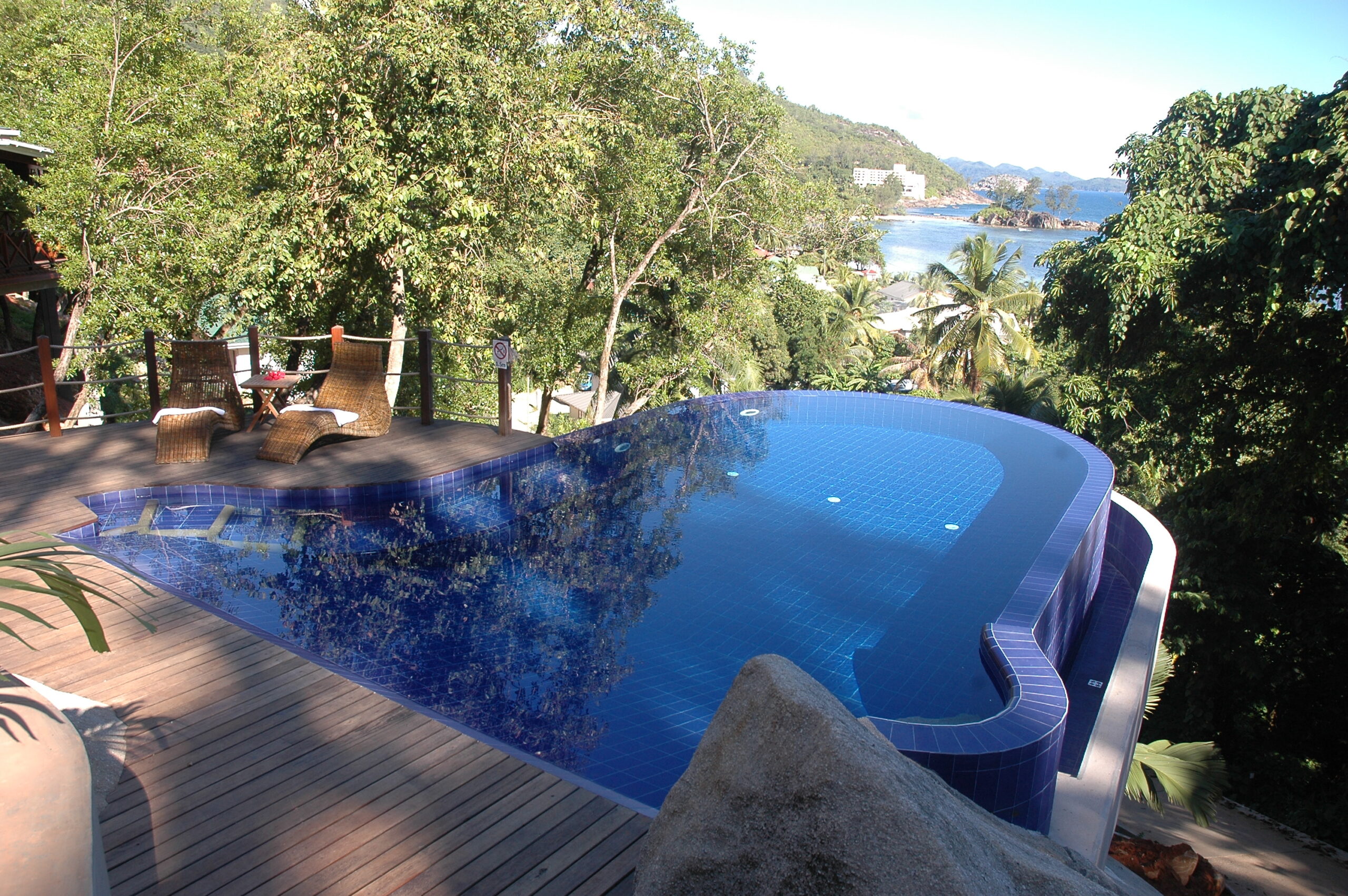 VILLA-DE-JARDIN-PISCINE